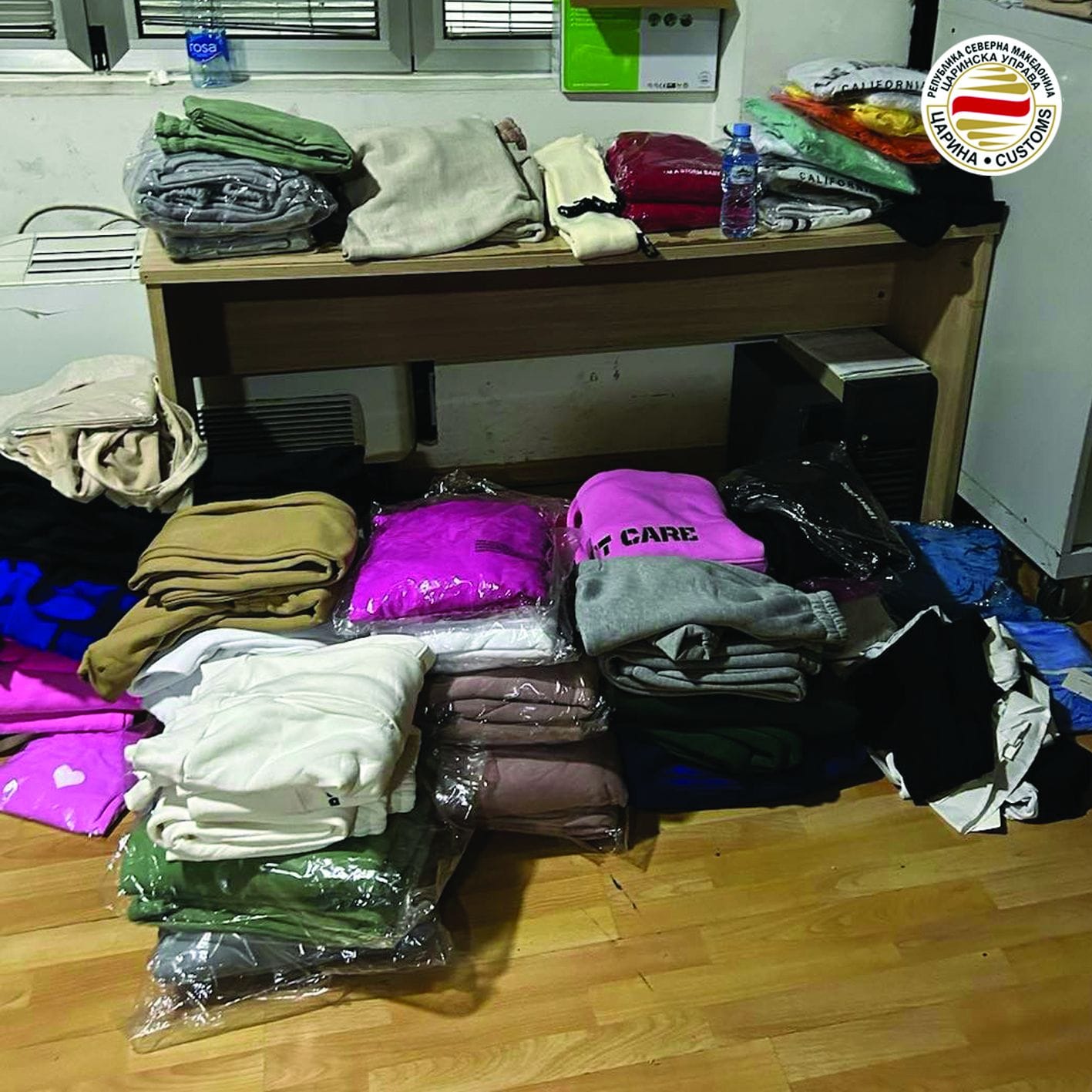 drejtoria e doganave sekuestroi stoli te argjendit ora te dores dhe veshje 655c836cac229
