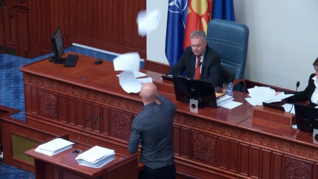incident ne kuvend deputetet e levices sulmojne zv kryetarin e parlamentit 655c13048e5e8