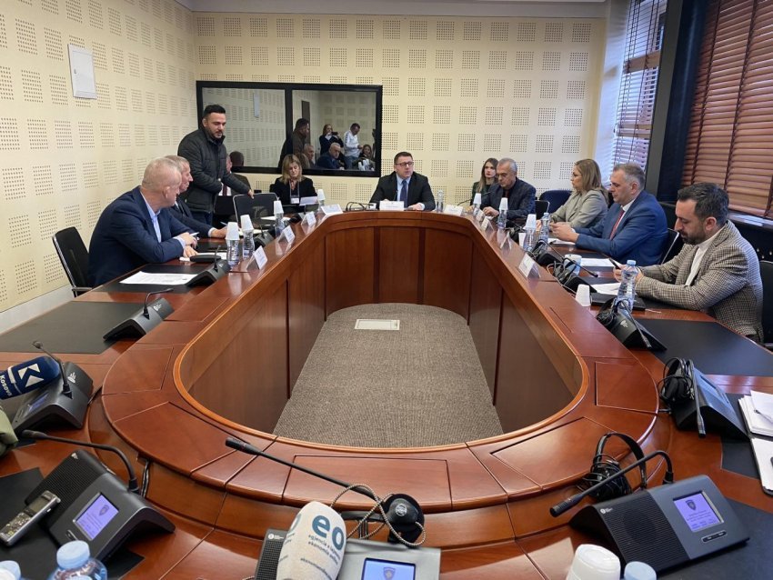 opozita dyshon se buxheti per ushtrine po mbahet fshehte komisioni per siguri do te mblidhet serish 655c82f578cee