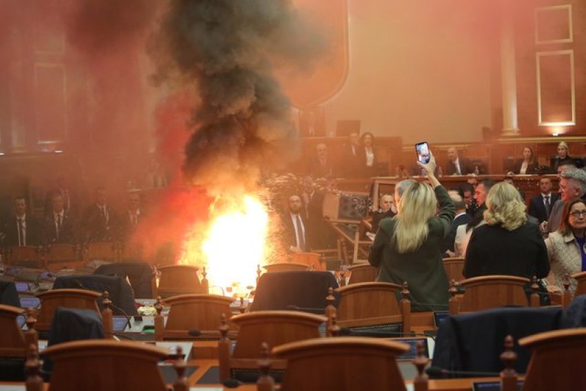 opozita ne shqiperi hedh tymuese ne parlament bbc protestojne kunder asaj qe e quajne sundimi autoritar i ps 655bd86dab60e