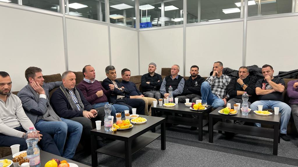 len i pati tubim ne xhamine e bernit u takuan me mergimtaret 656a570a4e1ba