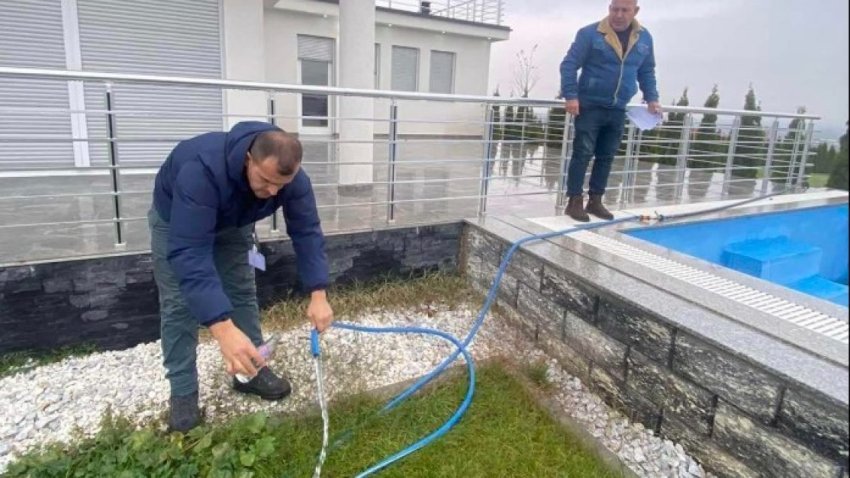 mbushte pishinen nga gypi ilegal shkycet nje shtepi nga sherbimet e ujesjellesit 65730ae2f3670