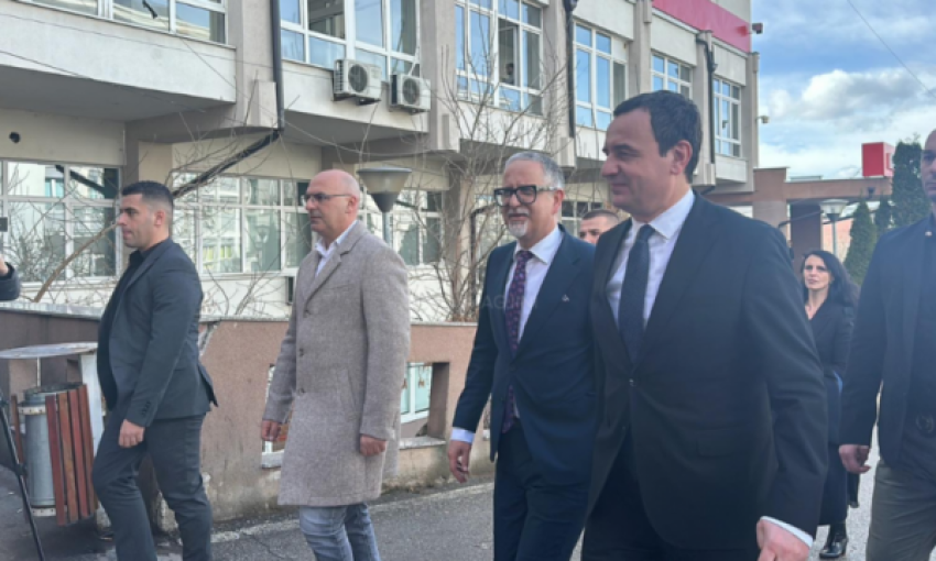 edhe vitia me kurtin ne qkuk vizitojne 23 vjecaren e lenduar nga renia e kulmit ne prishtine 65aa62d207d06