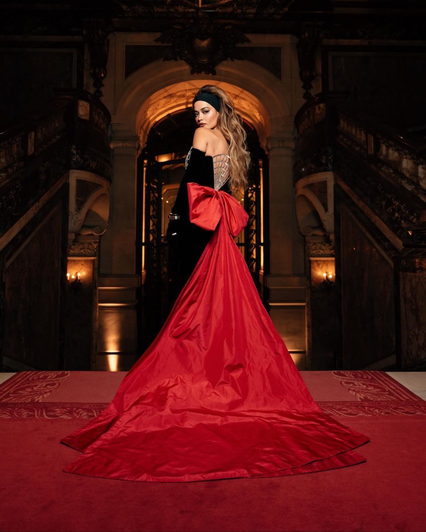 rita ora shkelqen me dukjen elegante dhe performancen e saj ne javen e modes ne paris 65b39132ded7c