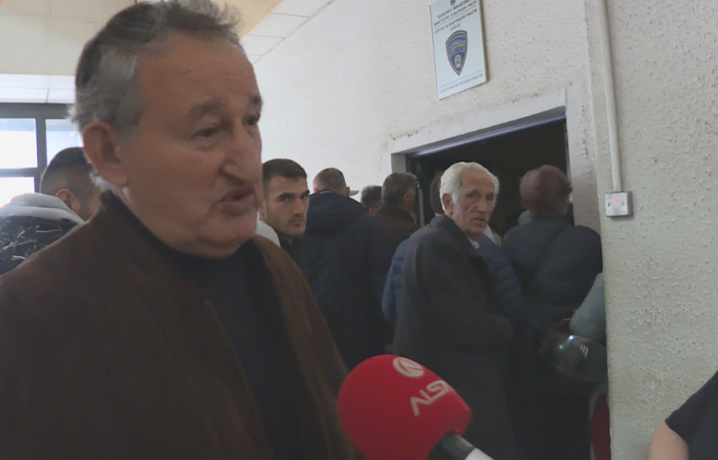 revoltohen qytetaret ndalet rryma bllokohet procesi i punes kaosi per dokumente vazhdon ne sportelet e mpb se 65e1e93f80f12