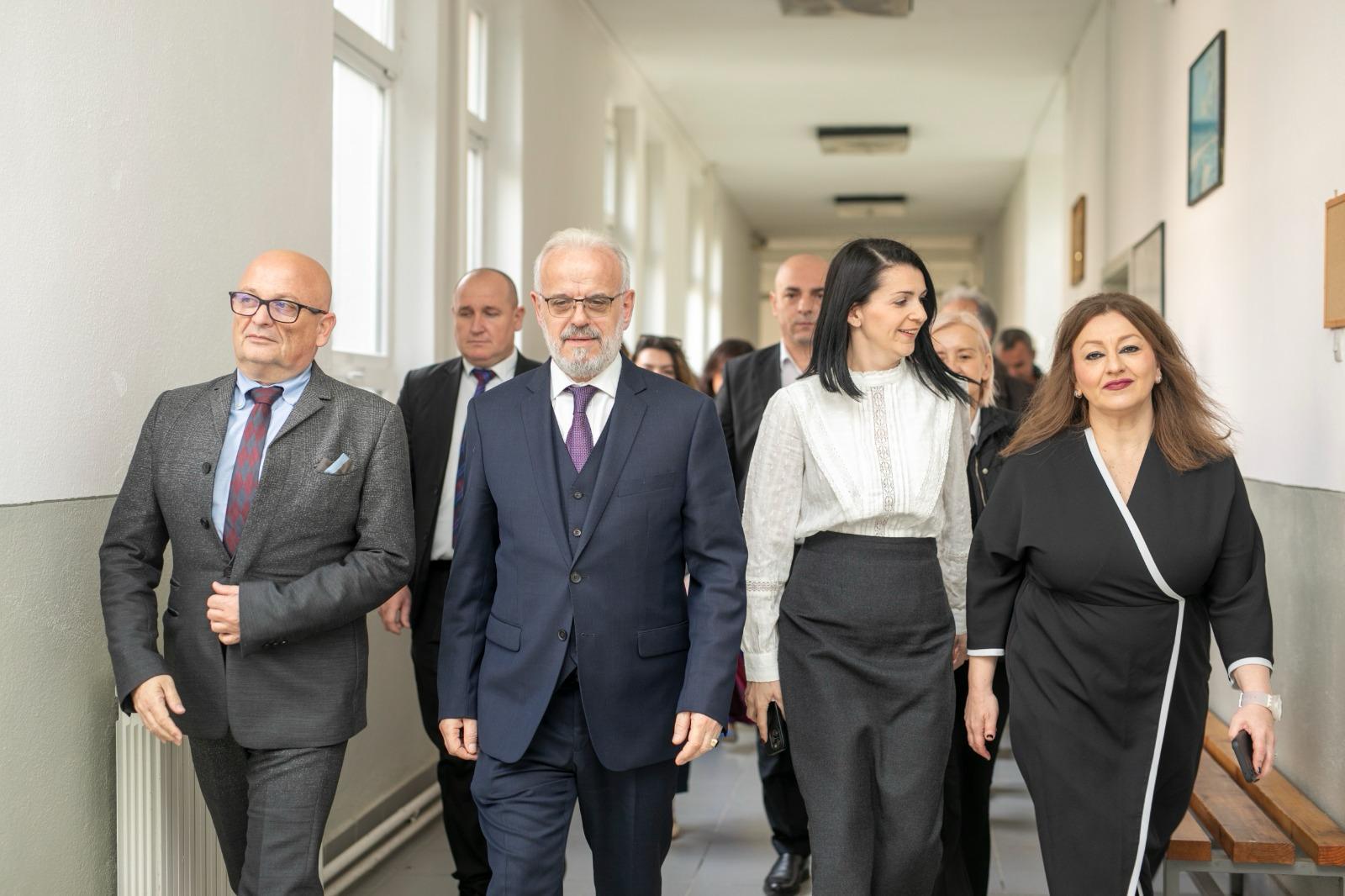 xhaferi kontribuojme ne zhvillimin e shoqerise permes sigurimit te kushteve evropiane per arsim 65e5fff2b018d