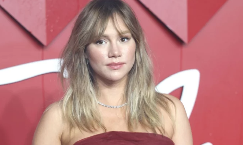 e mbajti te fshehte suki waterhouse zbulon gjinine e bebit 661d418194429