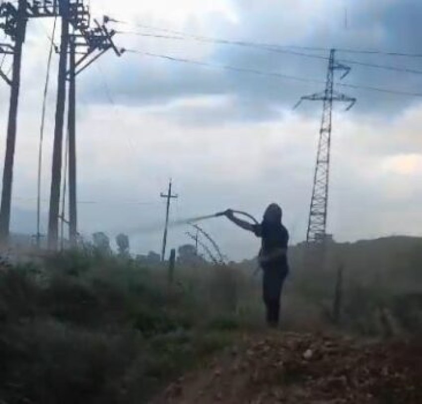 rrufeja shkakton zjarr ne uren e kardhiqit perfshihet nga flaket shtylla e tensionit me tej perhapet ne 669a7c9ab159e
