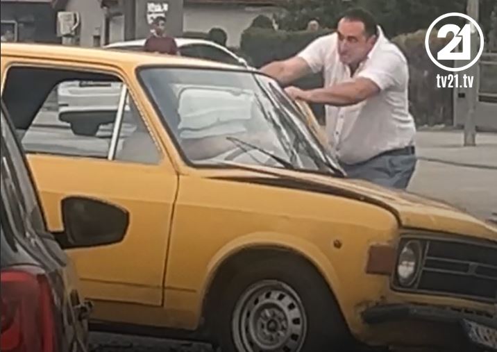 i nervozuar nga aksidenti shoferi tentoi keputjen me duar te deres ne veturen zastava ne shkup 66c0ee147c225