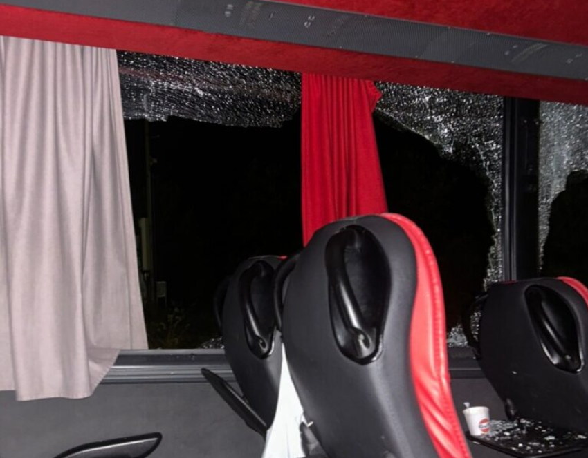 shperthen tym ne autobusin e kompanise royal travel duke u kthyer nga greqia udhetaret thyen dritaret per te shpetuar 66f8f51f6cffe