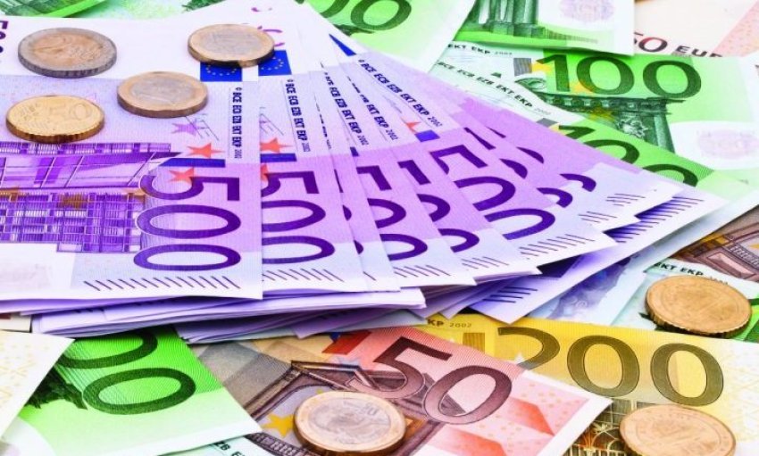 kembimi valutor 19 tetor euro dhe dollari vijojne te jene ne pikiate 67137d32a7314