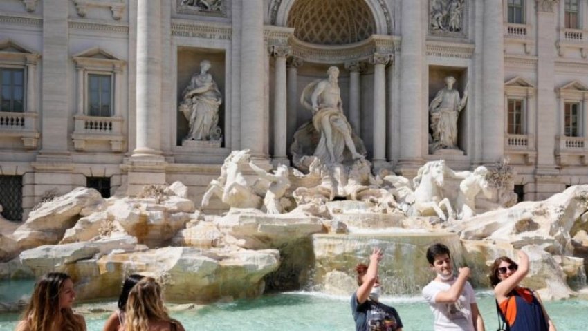 shatervani trevi ne rome dhe miliona monedha qe hedhin vizitoret 6715408090835