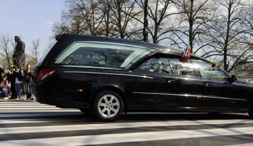 trupi i te vdekurit bie ne rruge nga makina reagon shtepia e funeralit 67148a3d720a8