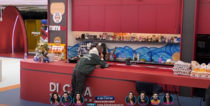 vullneti improvizon nje telefonate therret prinderit e gjestit 673788af4778e