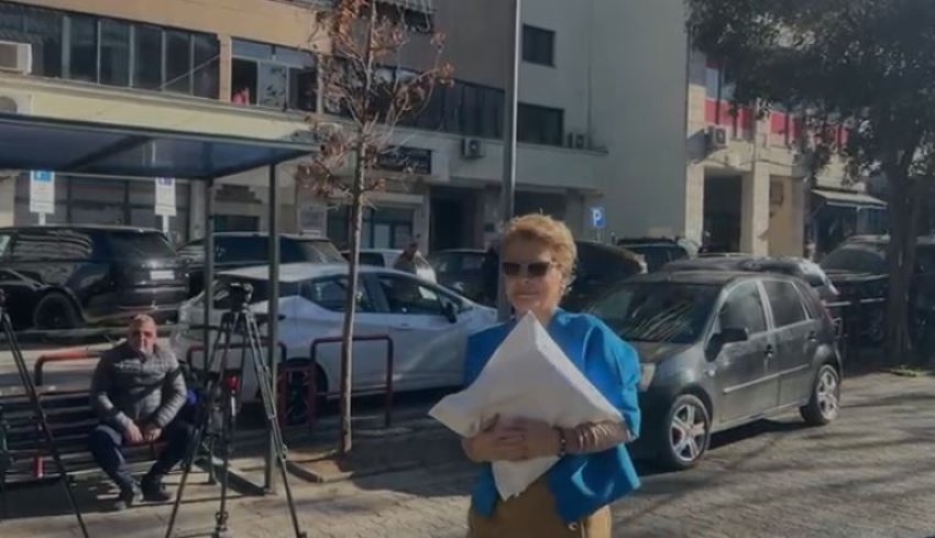 monika kryemadhi paraqitet ne prokurorine e posacme me nje pako te madhe ne duar 674d9d3149ca7