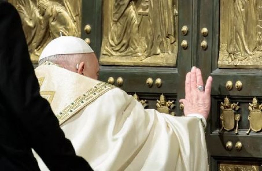papa francesku hap deren e shenjte per te nisur jubileun e vitit 2025 676b3159d5a9a