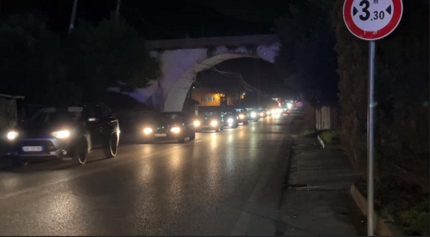 trafik i renduar ne autostraden tirane elbasan bllokohet rrethi i bradasheshit 67a63bd75ec81
