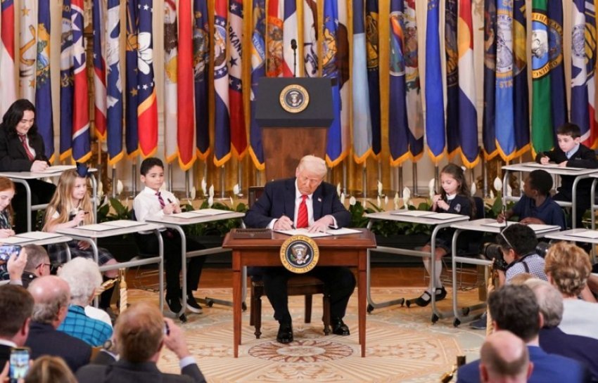 trump nenshkruan akt ekzekutiv per shuarjen e departamentit te arsimit 67dcae8124931