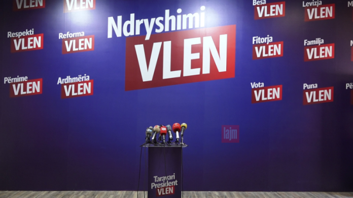 vlen fronti i ahmetit ne kembe te qelqta 67c837f64d57f