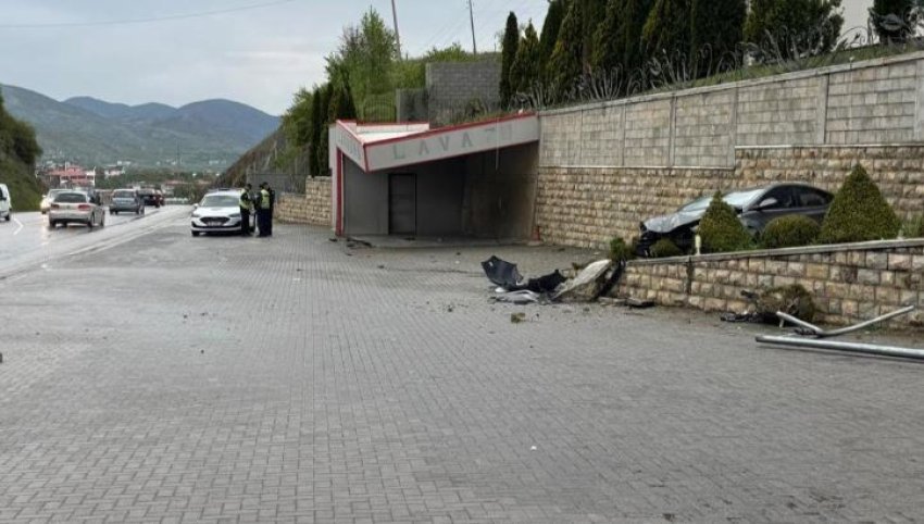 aksident ne afersi te maliqit makina del nga rruga dhe perplaset me murin lendohet nje person 680d1109656c9