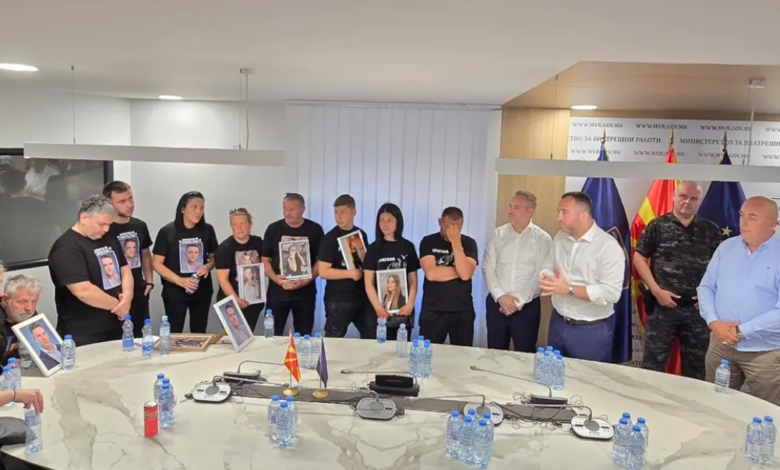 familjaret e viktimave te kocanit marshuan drejt mpb se u ftuan nga toshkovski per bisede askush nuk do te kursehet 6810e3d1546ef