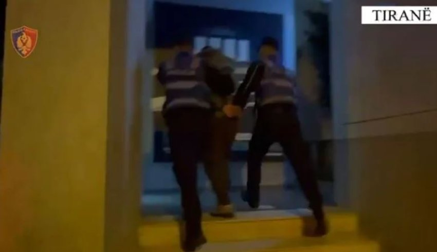 kercenoi nje grua me arme zjarri arrestohet 37 vjecari ne tirane cfare iu gjet ne banese 67fe3c033341b