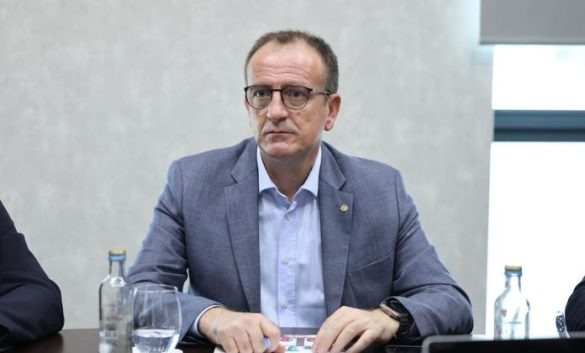kur flet ai si me fol kryeministri albin kurti arben taravari komenton deklaraten e bekim qokut 67f4535d2d375