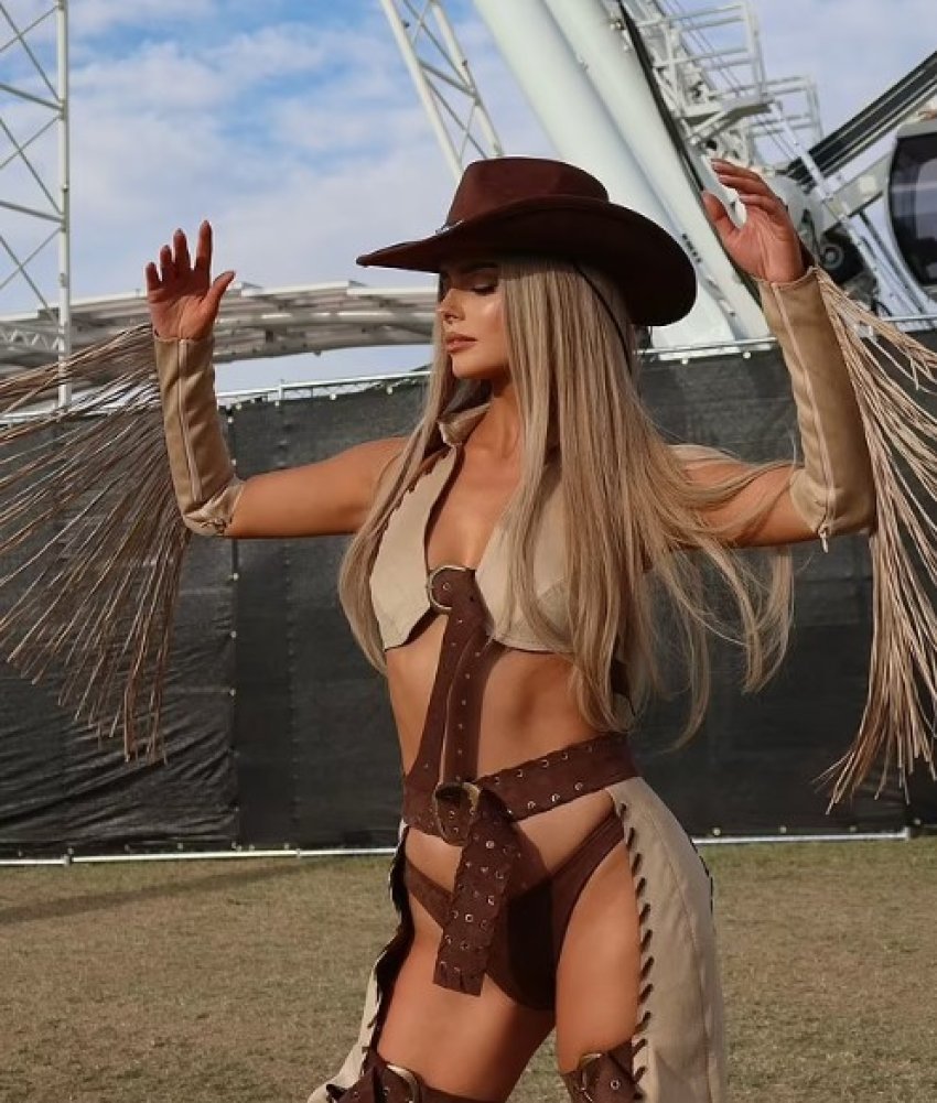 maura higgins rremben vemendjen me pamjen sexy si cowgirl ne coachella 67fc544704502