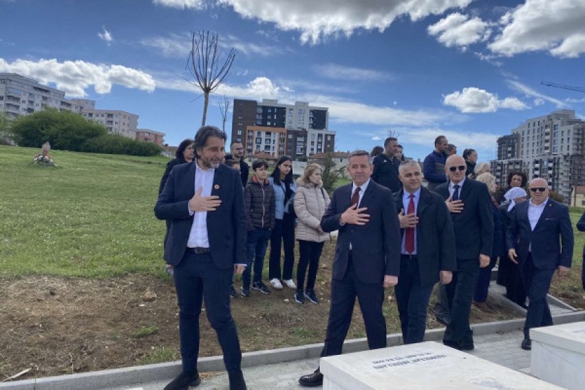 nderohen deshmoret e komunes se prishtines kreret institucional bejne homazhe te varrezat 68021df4a364a