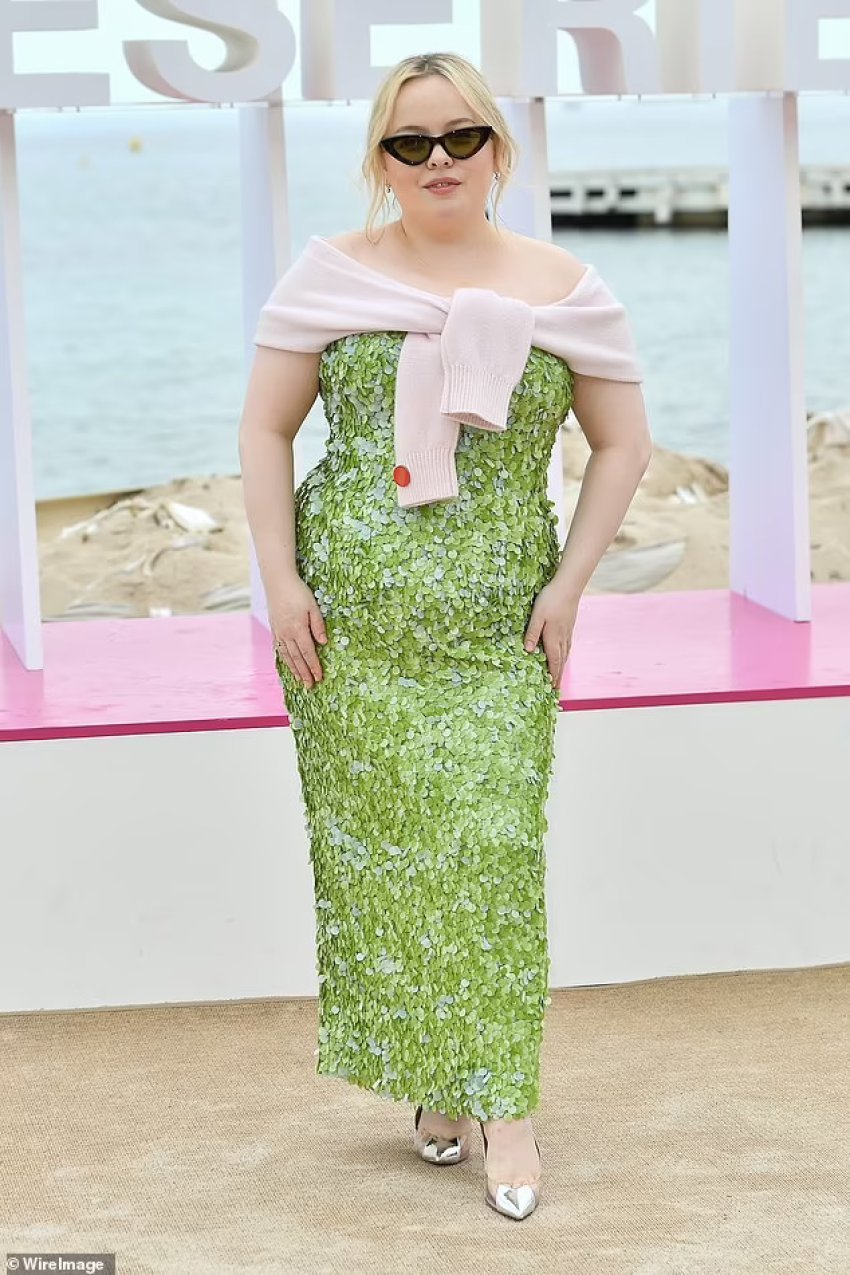 nicola coughlan eshte misherimi i elegances teksa shfaqet me nje fustan te gjelber me xixa dhe syze dielli 680ffeba61821