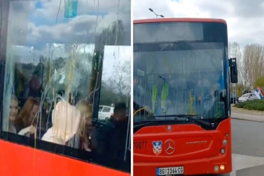 studentet hedhin veze ne nje autobus me mbeshtetesit e vuciq 67fa90a27b56f