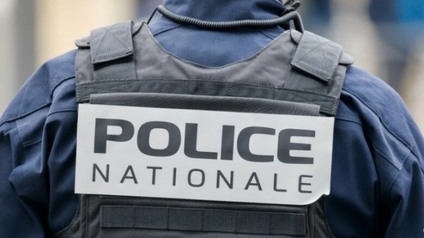 sulmohen me arme zjarri dhe automjete te djegura disa burgje ne france 67fe6901e3d58