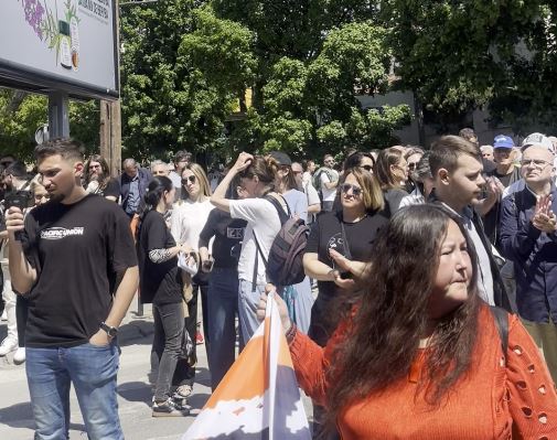 tradite e mbrapsht punetoret duhet te dalin ne rruge qe te marrin pagat 680916f04209c