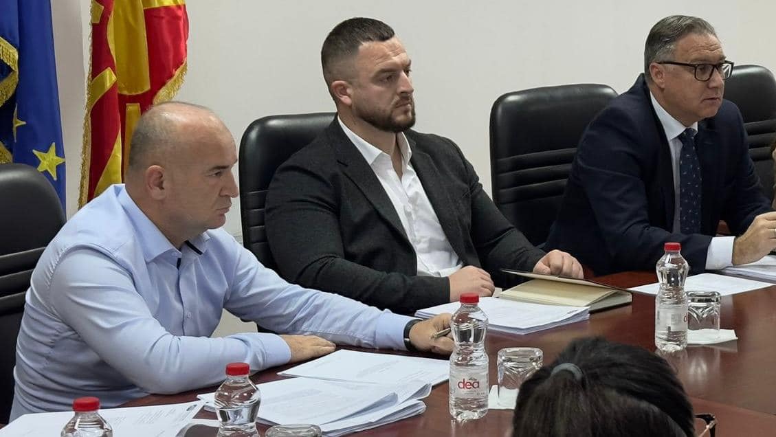 zevendes drejtori halimi zbulon prapaskenat e mosvazhdimit te kontratave ne fondin pensional 67f042c3d46ba