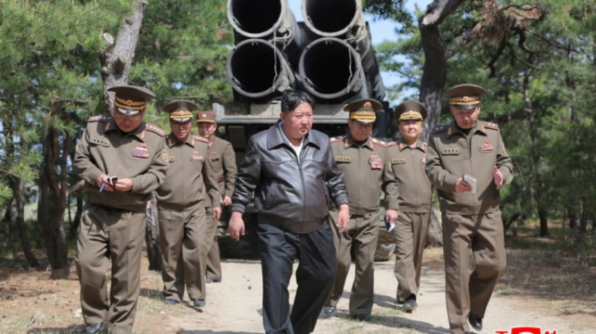 dita e fitores ne rusi kim jong un viziton ambasaden ruse ne phenian se bashku me vajzen e tij 681dd49896e5b