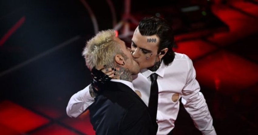dy vite me vone zbulohet e verteta e puthjes mes rosa chemical dhe fedez ne festivalin e sanremos 681e6311e25e6