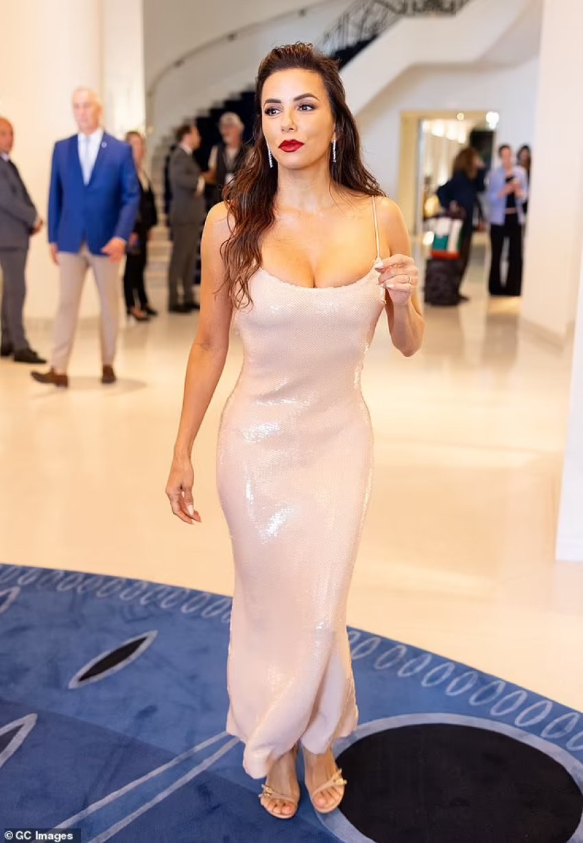 eva longoria duket sensacionale me nje fustan joshes me xixa ndersa largohet nga hotel martinez 682354be0780f