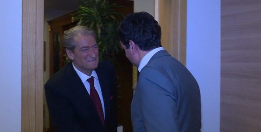 flet profesori universitar sali berisha eshte rreshtuar vazhdimisht ne perkrahje te kosoves ndersa rama tek kryekrimineli vucic dhe serbia fashiste 682119323d6d1