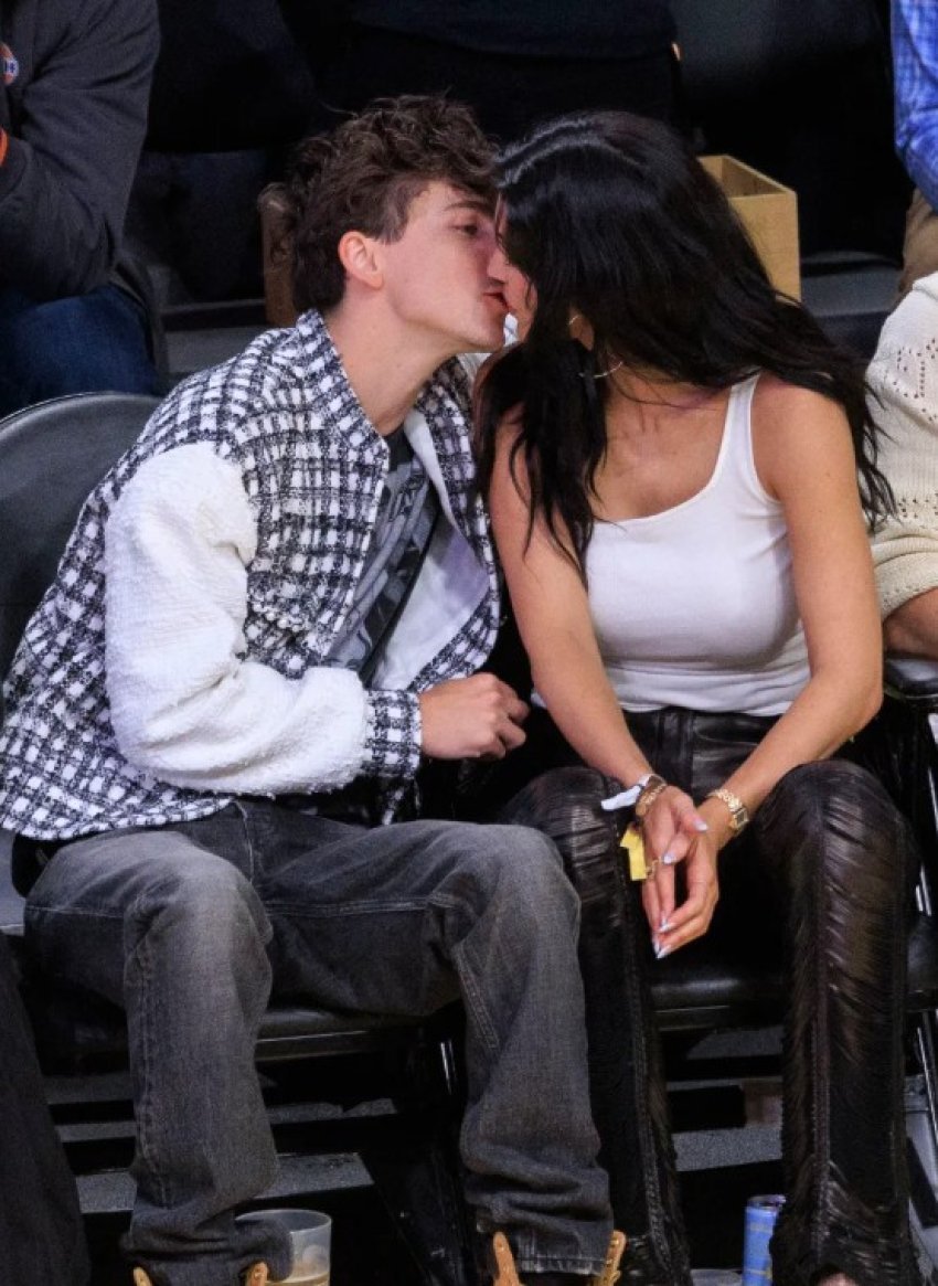 kylie jenner dhe timothee chalamet shkembejne nje puthje te