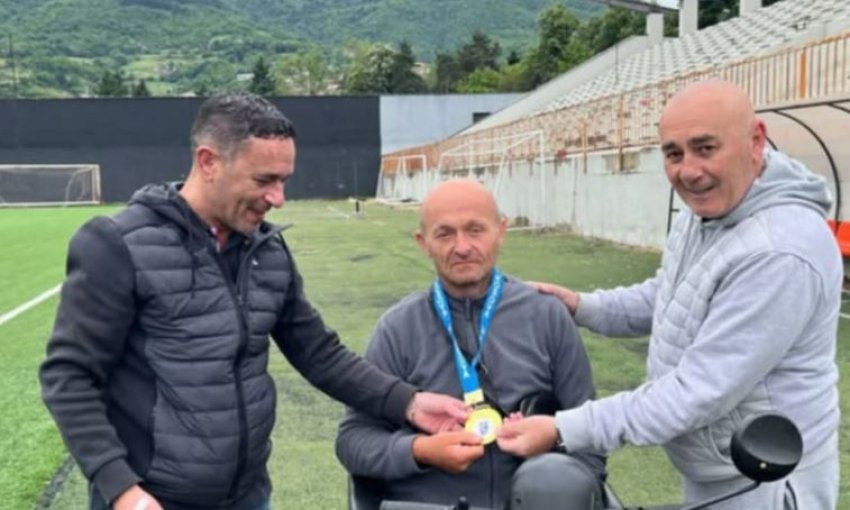 Legjendat e Lirisë nderojnë tifozin legjendë