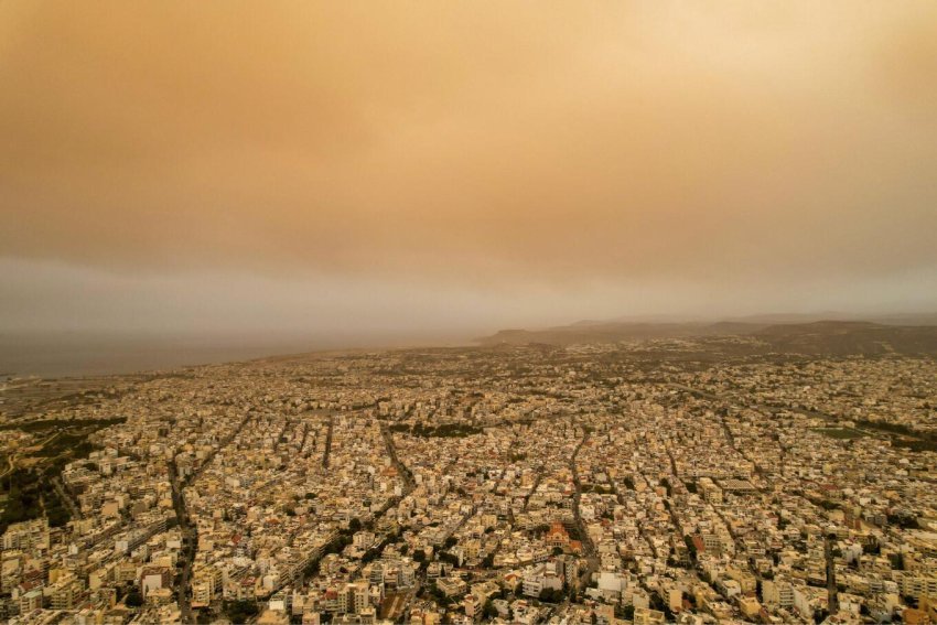 Pluhuri afrikan “mbulon” Kretën! Qiell ngjyrë portokalli dhe atmosferë mbytëse në Heraklion dhe Hania