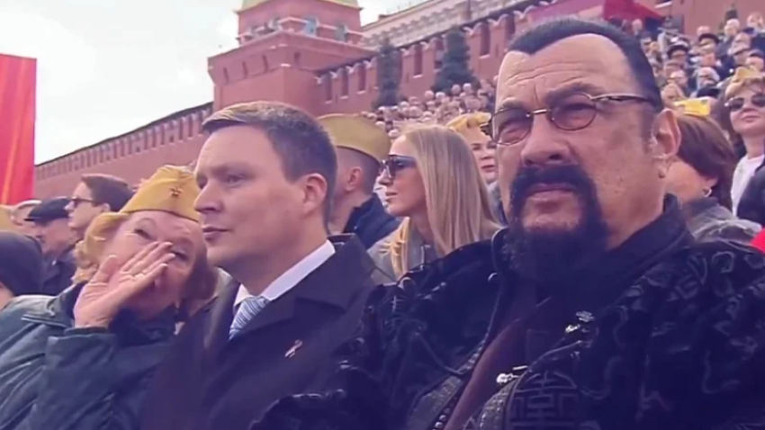 steven seagal filmohet ne nje parade ushtarake ne moske aktori eshte nje mik i hershem i putinit 681df295952fb