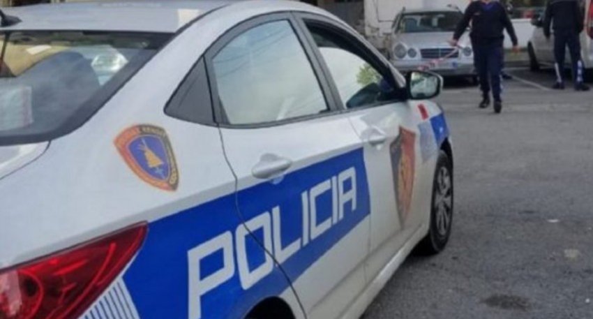 aksident ne shkoder makina del nga rruga dhe perplaset me nje dyqan 4 te plagosur 687f3fbed4f1f