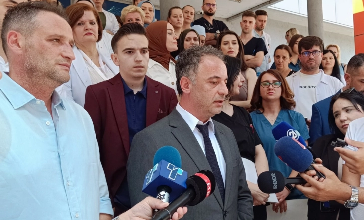 Aliu: Është zgjidhur problemi me 155 të punësuarat në Spitalin e Tetovës, është jonjerëzore të abuzohet me fatin e tyre 3 aliu eshte zgjidhur problemi me 155 te punesuarat ne spitalin e tetoves eshte jonjerezore te abuzohet me fatin e tyre 687f7cae45c71