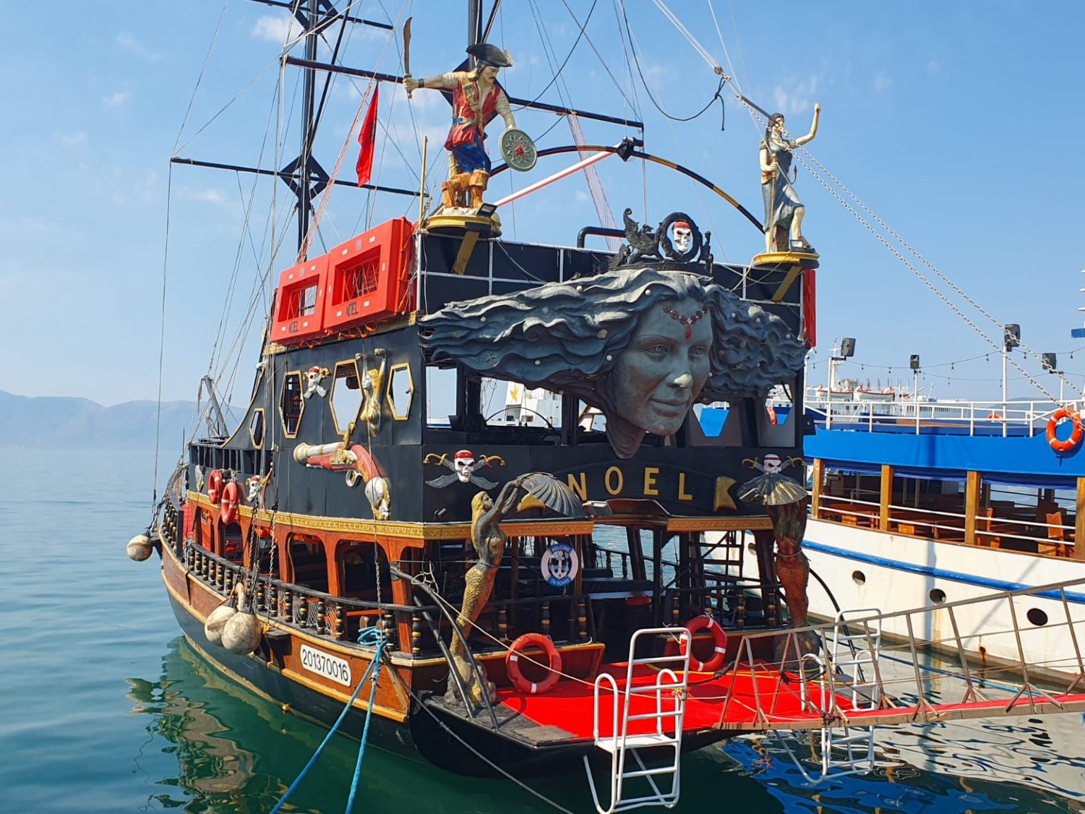 anijet turistike drejt sazan karaburunit rreth 9 mije turiste vetem ne qershor 6882216b6e1ee