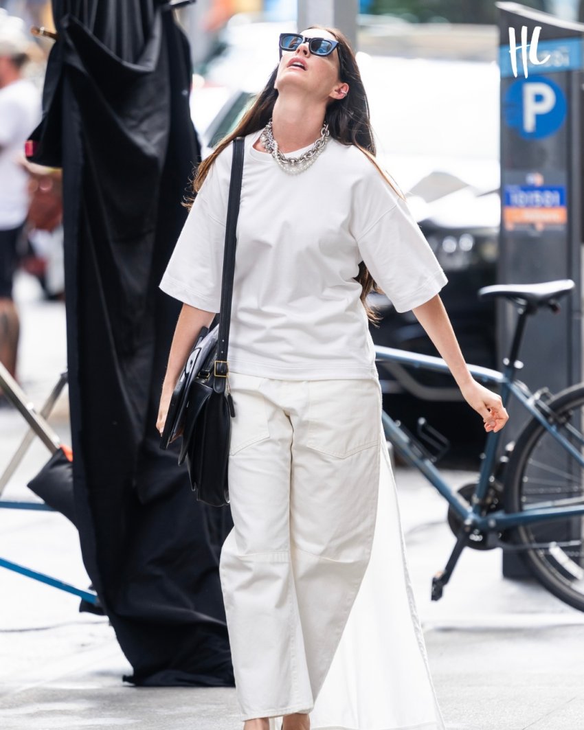 anne hathaway shfaqet e veshur me te bardha ne xhirimet e the devil wears prada 2 6883e69be986e