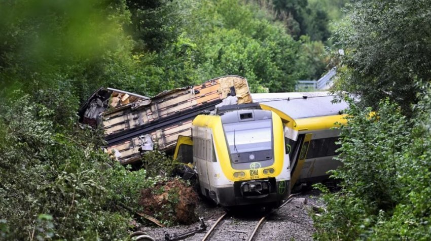 autoritetet shperthimi i ujerave te zeza nxori trenin nga binaret ne gjermani 6887627967d78