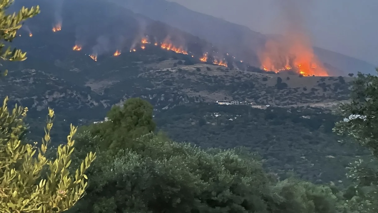 Borsh/ Flakët jashtë kontrollit, u afrohen shtëpive 1 borsh flaket jashte kontrollit u afrohen shtepive 688534c59f341