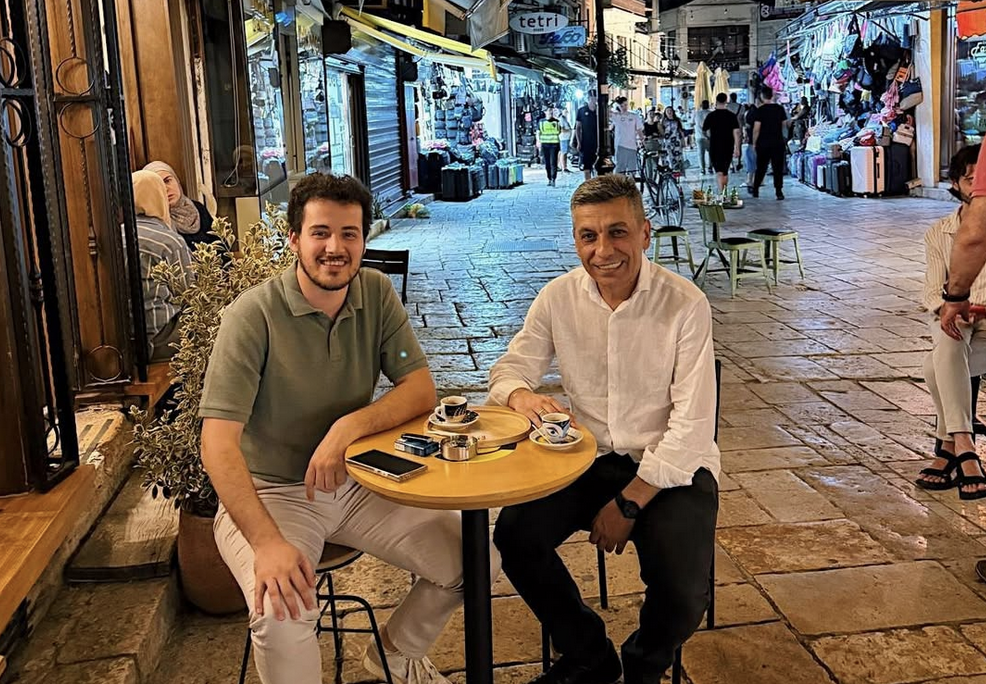 “Çdo gur i Çarshisë është një kujtim, një betim, një amanet që s’e harroj, ky është Izet Mexhiti” 2 cdo gur i carshise eshte nje kujtim nje betim nje amanet qe se harroj ky eshte izet