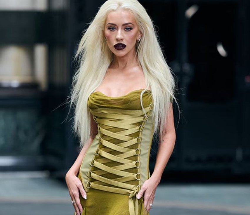 christina aguilera vesh fustanin ikonik te versace 20 vjet me vone 687ff2171694e
